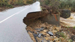 Υποχώρησε το οδόστρωμα σε περιοχή της Χαλκιδικής λόγω της κακοκαιρίας