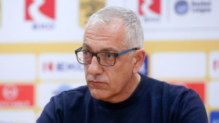 Ακουμπάνε τα χαρτιά τους στο τραπέζι