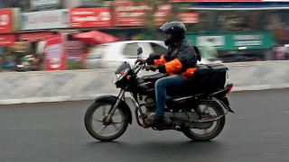 Θεσσαλονίκη: Ντελιβεράς άρχισε να αυνανίζεται μπροστά σε 28χρονη