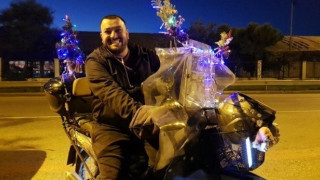 Ντελιβεράς με μηχανάκι... χριστουγεννιάτικη υπερπαραγωγή (pic)