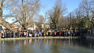 Με τσουχτερό κρύο βούτηξαν για τον Σταυρό στην Εδεσσα
