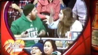 Μασκότ «έκλεψε» το κορίτσι φιλάθλου στο NBA! (video)