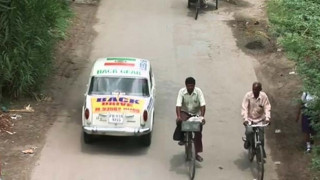 Οδηγεί το αυτοκίνητό του μόνο με την όπισθεν! (video)