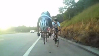 Πάτησε σκουπίδια στο δρόμο και εκτινάχθηκε θεαματικά στον αέρα! (video)