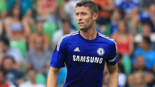 Και τον κλώτσησε και τον πάτησε (VIDEO)