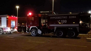 Πυκνοί καπνοί από φωτιά σε ισόγειο οικοδομής στη Θεσσαλονίκη