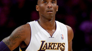 Η μικρή κόρη του Κόμπι ποζάρει μπροστά από τα δαχτυλίδια του και «σπάει» καρδιές