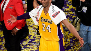 Οι Λέικερς δίπλα στα μωρά που γεννήθηκαν την ίδια μέρα με τον «Mamba»