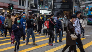 Κοροναϊός: Γίνεται πιο γρήγορος και «χτυπά» την πόρτα της Ευρώπης