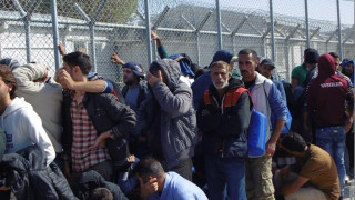 Μετανάστρια στην Μόρια πήγε να αρπάξει το όπλο αστυνομικού