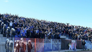 Απίστευτο: Πέταξε πάγκο σε οπαδούς της Νίκης Βόλου!