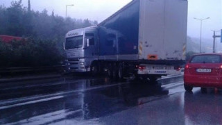 Τροχαίο με νταλίκα στο Δερβένι, πρόβλημα και στα δύο ρεύματα