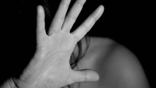 Πα-τέρας έβαζε την ΑμεΑ κόρη του να κάνει στριπτίζ και τη βίαζε