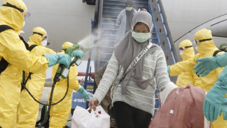 Κοροναϊός: Ψεκάζουν επιβάτες αεροπλάνων