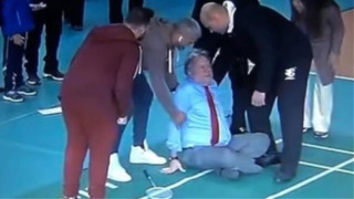 H τούμπα του Γιώργου Κατρούγκαλου την ώρα που έπαιζε μπάντμιντον