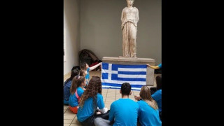 Ελληνόπουλα τραγούδησαν το «Τζιβαέρι» στο Βρετανικό Μουσείο