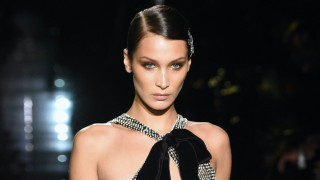 H Bella Hadid βάζει φωτιά με ένα τελείως διάφανο φόρεμα