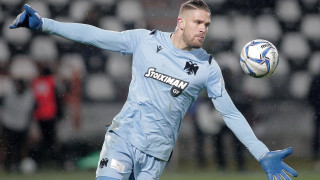 Η Παπαδοπούλου προσπαθεί να αποκρούσει τα σουτ του Πασχαλάκη