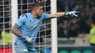 Πασχαλάκης με κλειστά μάτια