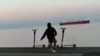 Ασυνείδητοι ρίχνουν πατίνια στον Θερμαϊκό και... πανηγυρίζουν!