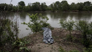 Μετανάστες κολυμπούν στον Έβρο για να περάσουν στην Ελλάδα