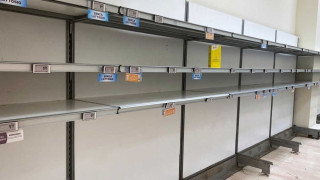 Ουρές και άδεια ράφια στα ιταλικά καταστήματα λόγω κορωναϊού