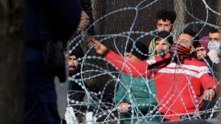 Έβρος: Απομακρύνθηκαν από τα σύνορα πρόσφυγες και μετανάστες