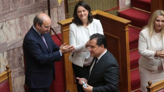 Μοίραζε αντισηπτικό ο Άδωνις στην ορκωμοσία της Σακελλαροπούλου