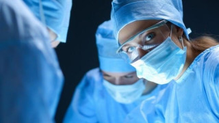 Κορωνοϊός: Οι Έλληνες βγαίνουν στα μπαλκόνια για γιατρούς και νοσηλευτές