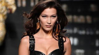 Η Bella Hadid ποζάρει topless και σου ζητάει να μείνεις σπίτι!