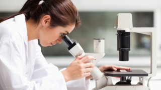 Νέα στρατηγική για τα τεστ του κορωνοϊού ζητούν 13 Έλληνες επιστήμονες