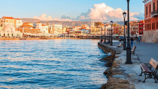 Κορωνοϊός: Εκανε βουτιά στη θάλασσα φορώντας μάσκα