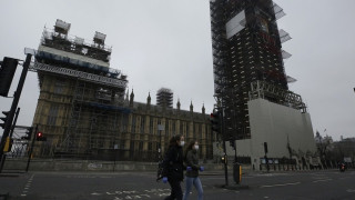 Στην Αγγλία καίνε κεραίες 5G γιατί πιστεύουν ότι εξαπλώνουν τον κορωνοϊό