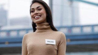 Η Μις Αγγλία επιστρέφει ως γιατρός για να βοηθήσει με τον κορωνοϊό