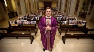 Ιταλός ιερέας κάνει λειτουργία σε εκκλησία γεμάτη από φωτογραφίες πιστών!