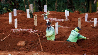 Κορωνοϊός: Δήμαρχος ανοίγει τάφους για να πείσει τους πολίτες να τηρήσουν τα μέτρα