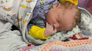 Το πρώτο μωρό που γεννήθηκε στο σπίτι εν μέσω κορωνοϊού