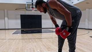 Ξανά στο γήπεδο με γάντια μποξ ο Γκομπέρ