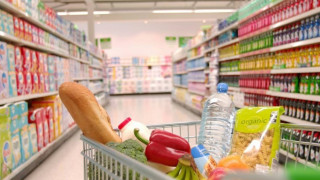 Νοσοκόμα δείχνει το λάθος που κάνουμε στο σούπερ μάρκετ με τα γάντια