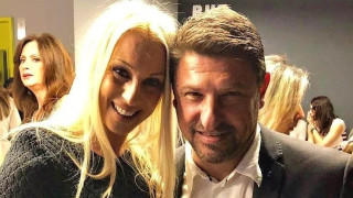 Η εντυπωσιακή σύζυγος και οι δύο κόρες του Νίκου Χαρδαλιά