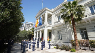 Βουλή και ΥΠΕΞ υψώνουν την ισπανική σημαία ως ένδειξη αλληλεγγύης