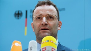 Σάλος στη Γερμανία: Ο Υπουργός Υγείας και 13 άτομα στο ίδιο ασανσέρ