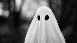 Ντύνονται φαντάσματα για να τρομάζει ο κόσμος και να μένει σπίτι