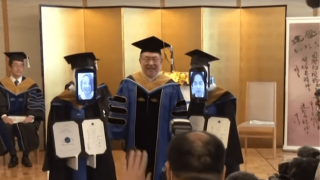 Ρομπότ αντικατέστησαν σπουδαστές σε τελετή αποφοίτησης στην Ιαπωνία!