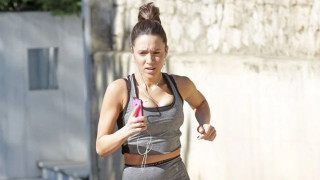 Αγωνία για την Καλομοίρα, πολύ κοντινό της πρόσωπο παλεύει με τον κορωνοϊό