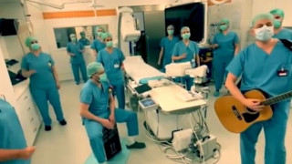 Το τραγούδι μιας καρδιολογικής ομάδας για να «ξορκίσει» τον κορωνοϊό