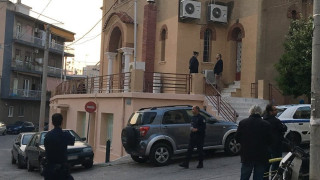 Ένταση μεταξύ γειτόνων στο Κουκάκι για τον... παπά: «Μπράβο ρουφιάνε!»