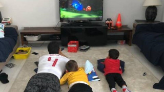 Με φανέλα Ολυμπιακού ο Ροζ: «Ο πρόεδρος κάνει ό,τι μπορεί για να μας πληρώσει»