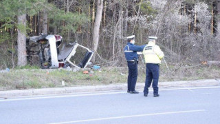 Κοζάνη: ΙΧ εξετράπη της πορείας του και παρέσυρε κολώνα της ΔΕΗ