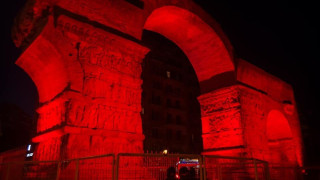 Στα «κόκκινα» ντύθηκε η Καμάρα